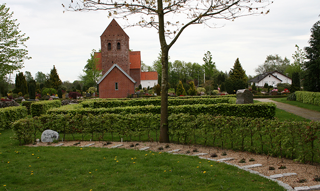 Foto af urnegravstedsområde på Vorbasse kirkegård.